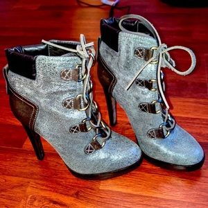 Tory Burch LAWSON HIGH HEEL BOOTIE SUEDE AVIATOR ASH/ASH/COCONUT